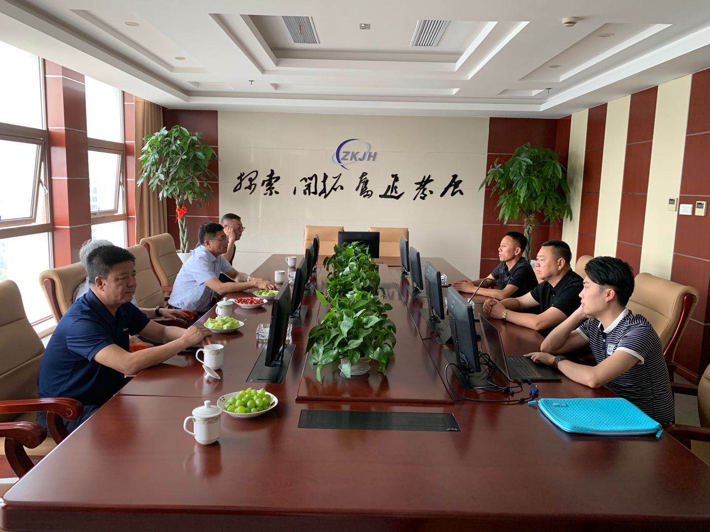 長(cháng)嶺縣領導一(yī)行(xíng)莅臨蕪湖靖昕通訊科技有限公司